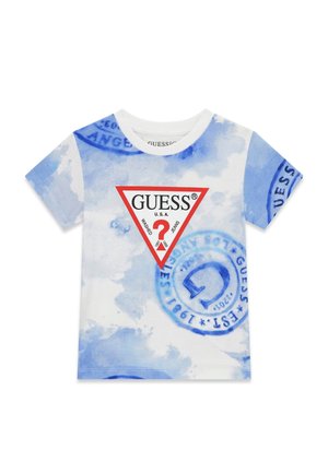 T-shirt bianca e blu con effetto tie-dye, con logo triangolare GUESS contornato in rosso e motivi a timbro circolare blu sul davanti e sulle maniche.