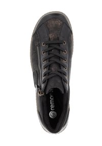 Baskets noires en cuir texturé, avec un bout rond, un laçage à l'avant, une fermeture éclair sur le côté pour un accès facile et une doublure intérieure douce.