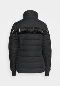 Schwarze gepolsterte Jacke mit einem glänzenden schwarzen Paneel über dem oberen Rücken und den Schultern. Strukturiert mit gerippter Naht.