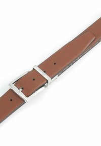 Brauner Leder Gürtel mit glatter Textur, ausgestattet mit einer silbernen Metallschnalle, fünf Einstelllöchern und einem dekorativen Randmuster.