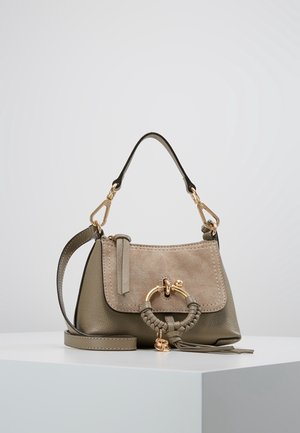 Kleine taupekleurige leren en suède handtas met gouden ring en gevlochten detail, korte handgreep en afneembare schouderriem op witte ondergrond.
