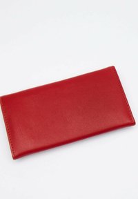 Portafoglio in pelle rossa con una superficie liscia, forma rettangolare e design minimalista. Presenta cuciture ordinate e nessuna minuteria visibile.