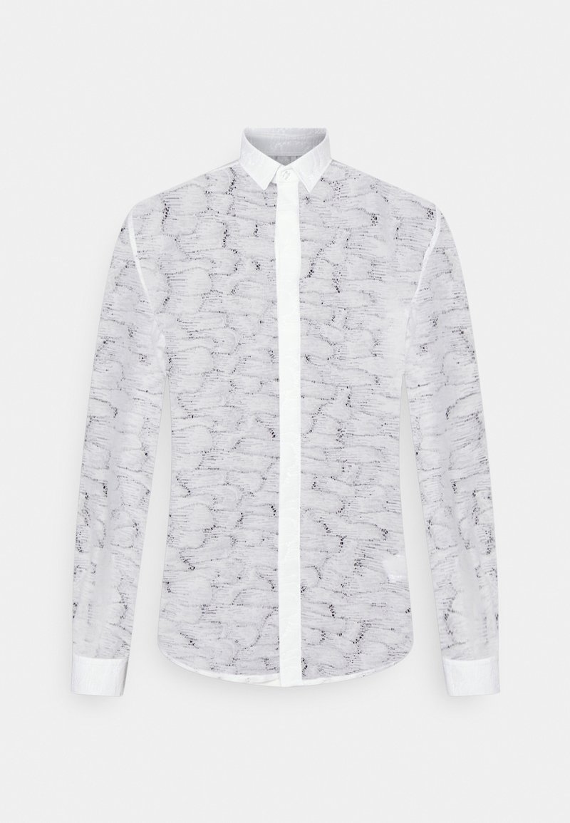Chemise blanche à manches longues avec motif noir texturé de coups de pinceau et col, poignets et patte de boutonnage blancs unis.