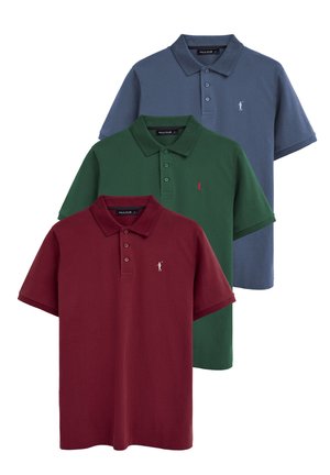 Tre polo a maniche corte in bordeaux, verde e blu con piccoli loghi di golfisti ricamati sul petto sinistro.