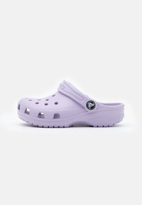 Zoccolo di colore viola chiaro in gomma, dotato di fori di ventilazione, di una cinghia posteriore e di una suola texturizzata per una presa sicura. Design elegante ed ergonomico.