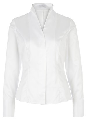 Hvid, langærmet tætsiddende bluse med høj, åben krave og glat front, vist på en ensfarvet hvid baggrund.