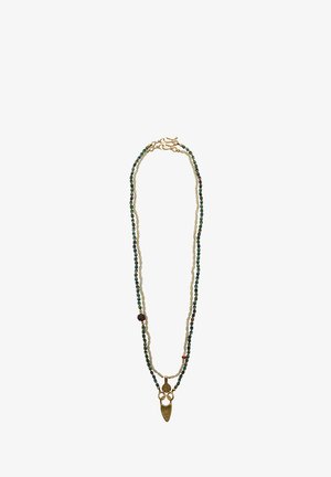 Naszyjnik z dwóch warstw, składający się z zielonych, białych i brązowych koralików z złotym wisiorkiem w kształcie grotu strzały oraz z elementami łączącymi.