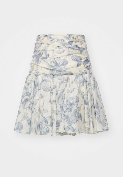 Lagani cvjetni suknja u krem i plavoj boji, s naboranim strukom i plisiranim dizajnom, izrađena od mekanog materijala s suptilnom teksturom.