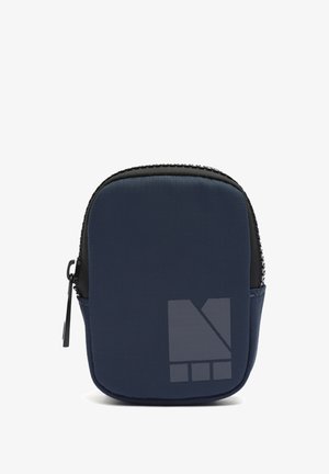 Pochette compatta blu navy con cerniera nera e logo geometrico sottile sulla parte anteriore, in posizione verticale su sfondo bianco.