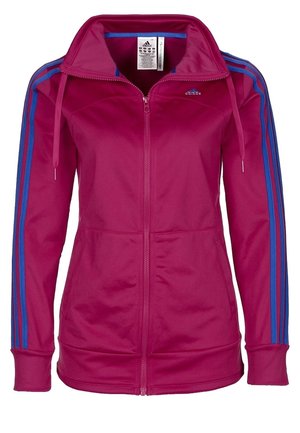 Magentanvärinen Adidas-vetoketjullinen verryttelytakki sinisillä kolmiraidallisilla yksityiskohdilla hihoissa ja pystypääntiellä.