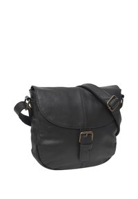 Zwarte leren crossbodytas met voorflap en messing gesp, verstelbare schouderriem en zachte textuur.