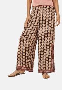 Pantalones de pierna ancha hechos de una tela suave con un estampado floral en colores rosa, negro y crema. Presentan una cinturilla estampada y una abertura lateral.