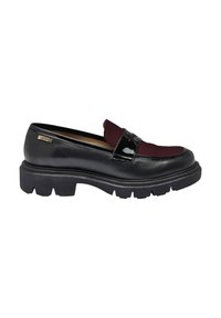 Mocassino in pelle nera con una fascia di accento bordeaux, sole in gomma spesso e dettagli hardware minimi. Texture liscia e design della punta arrotondata.