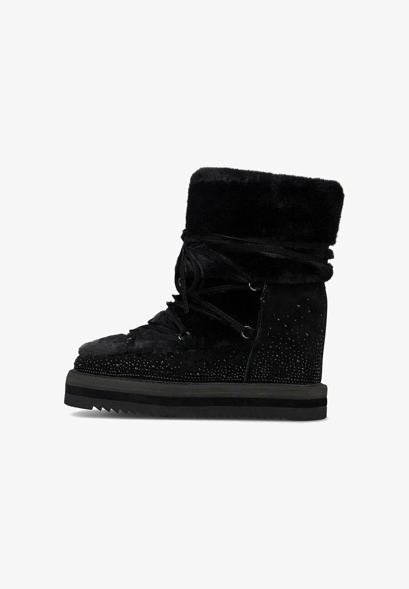 Czarne botki za kostkę z zamszową teksturą, kołnierzem wyłożonym futrem, sznurowanym przodem i ćwiekowanymi detalami po bokach. Gumowa podeszwa z wzorem w zygzak.