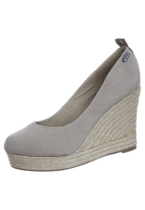 Beiger Keil-Espadrille-Schuh aus Segeltuch mit geflochtenem Jute-Plateau und Absatz, rundem Zehenbereich und kleinem Zuglaschen am Fersenkragen.