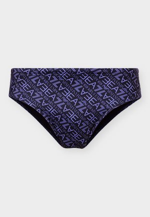 Μαύρα και μωβ ανδρικά μαγιό μπριφ με γεωμετρικό και κειμενικό μοτίβο σε όλη την επιφάνεια, με το λογότυπο «EA7» να επαναλαμβάνεται διαγώνια.