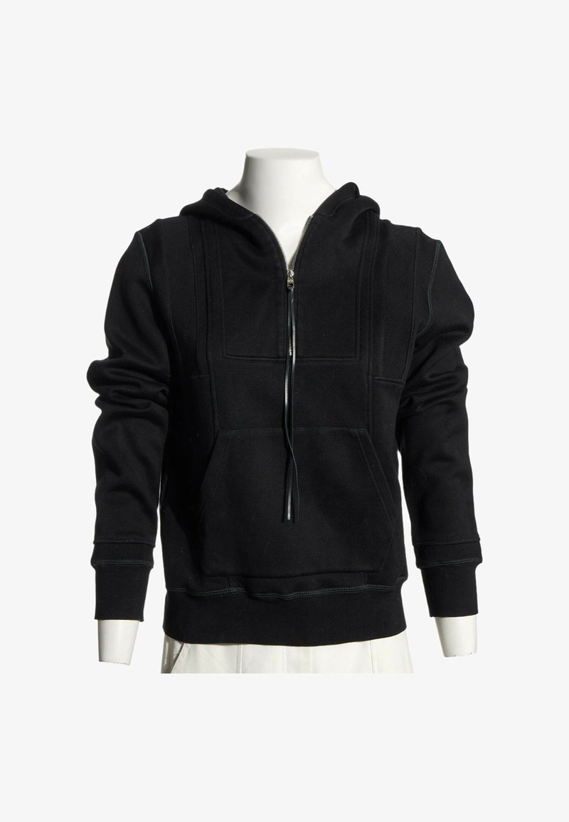 Sweat à capuche noir zippé avec poche avant et cordon de serrage à la capuche, présenté sur un buste de mannequin blanc sur fond blanc.