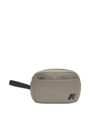 Piccola pochette da viaggio rettangolare marrone chiaro con manico nero e tasca frontale con logo a striscia nera inclinata in basso a destra.