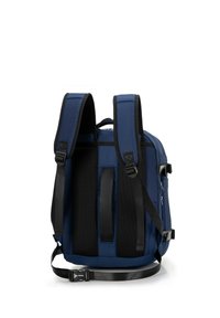 Námorně modrý batoh s polstrovanými síťovanými ramenními popruhy a boční kapsou, který se vyznačuje elegantním designem a nastavitelnými popruhy pro pohodlí.