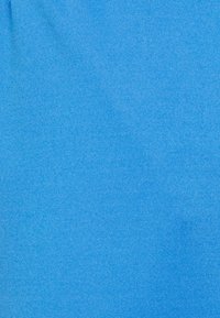 Blauwe stof met een gladde textuur, egale kleur en zonder zichtbare patronen of details. Geschikt voor kleding of textieltoepassingen.