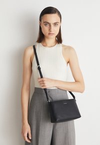 MUST XBODY - Geantă crossbody - ck black