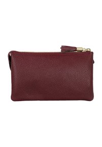 Clutch in pelle bordeaux con una finitura testurizzata, chiusura a zip e un pon-pon. Forma rettangolare compatta con dettagli hardware in tonalità dorata.
