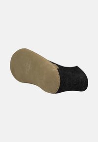 Zwarte vilten schoen met een tan suede zool, met een gebogen ontwerp en zichtbare stiksels langs de rand. Over het algemeen een gladde textuur.