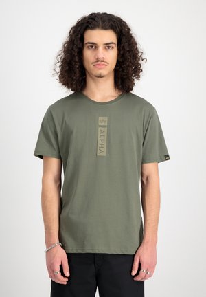Olijf groene T-shirt met korte mouwen met een centrala "ALPHA" logo dat verticaal is gedrukt. Gemaakt van zachte stof, met een ronde hals.