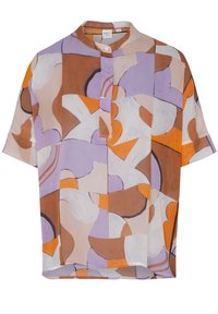 Blouse à manches courtes avec col mao en tissu léger. Présente des motifs abstraits dans des nuances d'orange, de marron et de violet.