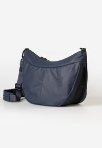 Borsa a spalla di colore blu navy, con texture morbida e forma curva, dotata di chiusura con zip e tracolla regolabile. Include un dettaglio del logo impresso.