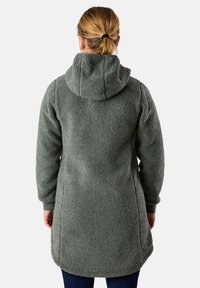 Fleecowy płaszcz w stonowanej zieleni, posiadający kaptur, długie rękawy i fakturowaną powierzchnię. Dół sięga poniżej bioder, z żeberkowymi mankietami.