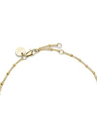 Pulsera de cadena de oro que presenta un cierre de langosta, un pequeño charm redondo y eslabones texturizados con cuentas espaciadas de manera uniforme a lo largo de la cadena.