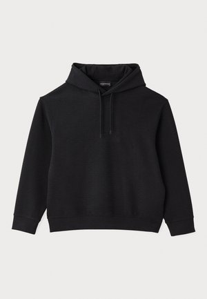 Svart huvtröja med en strukturerad tyg, med en framficka i känguru-stil och dragsnören på huva, avslappnad passform och ribbad mudd.