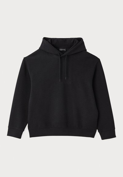 Svart huvtröja med en strukturerad tyg, med en framficka i känguru-stil och dragsnören på huva, avslappnad passform och ribbad mudd.