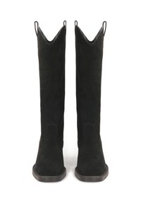 Botas negras de ante por encima de la rodilla con punta afilada, finas tiras laterales y suela plana de goma. Textura suave, sin patrones visibles.