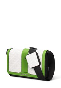 Borsa a tracolla verde e bianca in materiale testurizzato, con tracolla nera, strisce a contrasto e una piccola pochette staccabile.