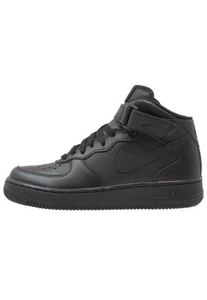 Czarne buty Nike Air Force 1 typu mid-top z cholewką ze skóry, sznurowaniem, paskiem na kostce i gumową podeszwą.