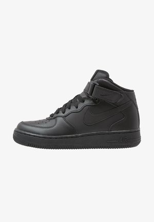 Baskets Nike Air Force 1 mi-hautes noires avec tige en cuir, fermeture à lacets, bride à la cheville et semelle en caoutchouc.