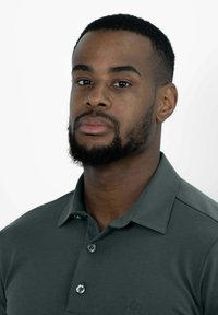 Donkergroen poloshirt met een zachte textuur, voorzien van een kraag, drie knopen en een geborduurd logo aan de linkerkant.