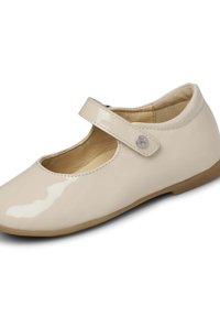 Zapato tipo Mary Jane de charol beige con punta redonda, correa ajustable y acento plateado circular cerca de la correa. Textura suave.