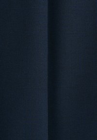Tissu bleu foncé avec un motif à carreaux subtil constitué de fines lignes qui se croisent formant des carrés.