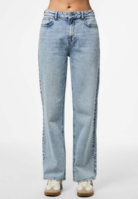 Svijetloplave traperice ravnog kroja s pet d�žepova i klasičnom strukom. Teksturirana tkanina s suptilnim izbljeđivanjem i vidljivim šavovima.