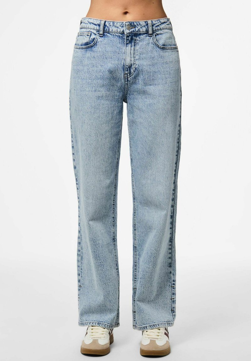 Svijetloplave traperice ravnog kroja s pet džepova i klasičnom strukom. Teksturirana tkanina s suptilnim izbljeđivanjem i vidljivim šavovima.