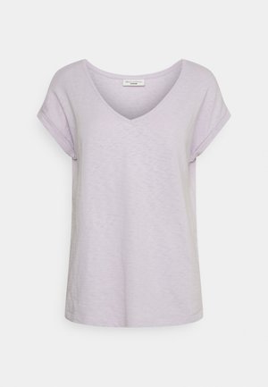Camiseta violeta con cuello en V y mangas cortas remangadas, confeccionada con un tejido ligero y texturizado, que presenta un ajuste relajado y un sutil patrón jaspeado.