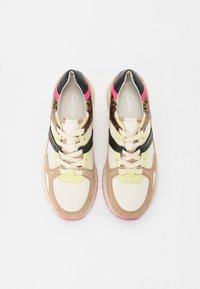 Sneakers con una combinazione di camoscio beige, pelle bianca e accenti neri, con dettagli in rosa e giallo neon e una stampa leopardata testurizzata.