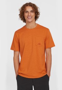 Orange kortærmet t-shirt lavet af tekstureret stof, med en brystlomme med logo. Klassisk rund halsudskæring og afslappet pasform.