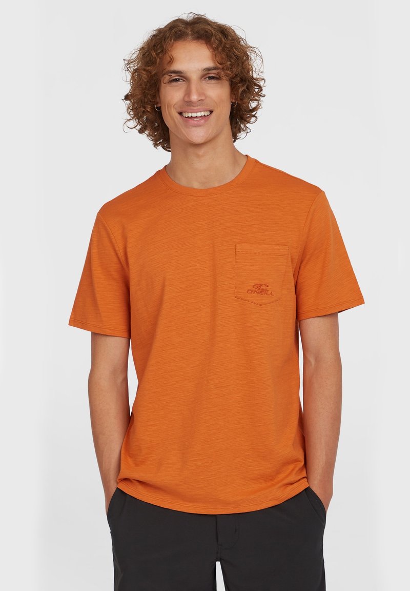 Orange kortærmet t-shirt lavet af tekstureret stof, med en brystlomme med logo. Klassisk rund halsudskæring og afslappet pasform.