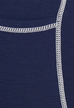 Tela azul marino con una textura suave, que presenta costuras blancas en contraste. Diseño simple con líneas limpias y sin patrones adicionales.