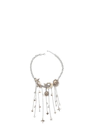 Collier chaîne argent avec breloques soleil, lune et étoile, petits pendentifs étoiles suspendus sur des chaînes délicates.