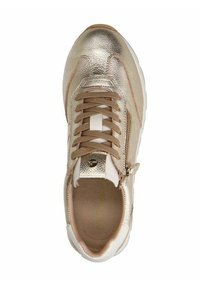 Gouden metallic sneaker met beige accenten, textured leer en een zijrits. De schoen heeft een platte zool en beige veters.